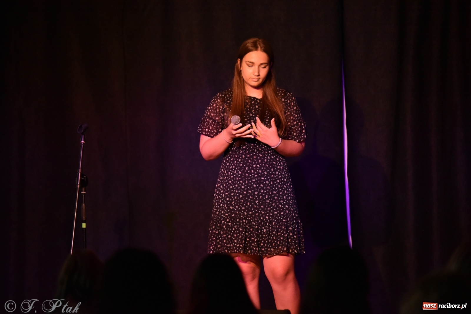 Zdjęcie w galerii na portalu naszraciborz.pl: Soliści kół wokalnych z MDK zaśpiewali na zamku [FOTO] wiadomości z regionu