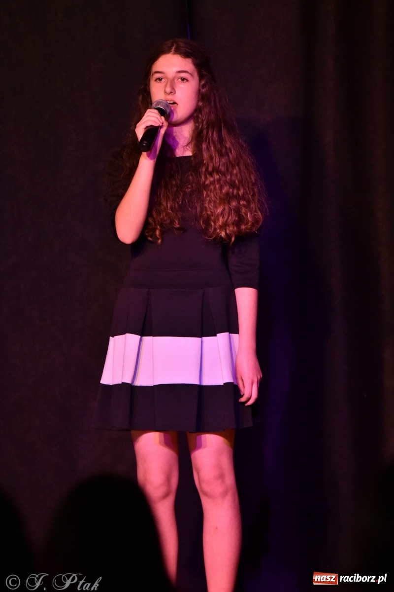 Zdjęcie w galerii na portalu naszraciborz.pl: Soliści kół wokalnych z MDK zaśpiewali na zamku [FOTO] wiadomości z regionu