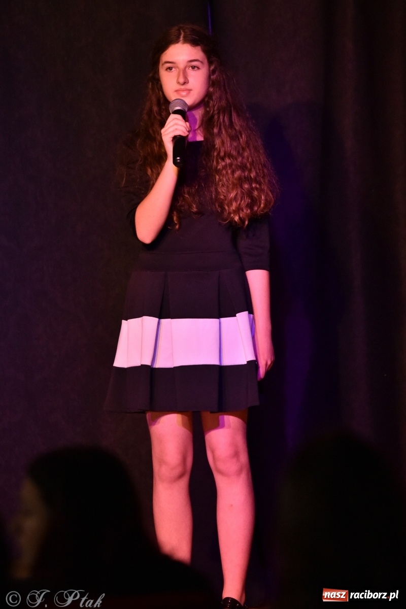 Zdjęcie w galerii na portalu naszraciborz.pl: Soliści kół wokalnych z MDK zaśpiewali na zamku [FOTO] wiadomości z regionu