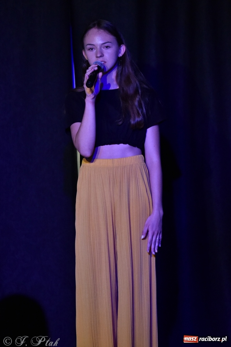 Zdjęcie w galerii na portalu naszraciborz.pl: Soliści kół wokalnych z MDK zaśpiewali na zamku [FOTO] wiadomości z regionu