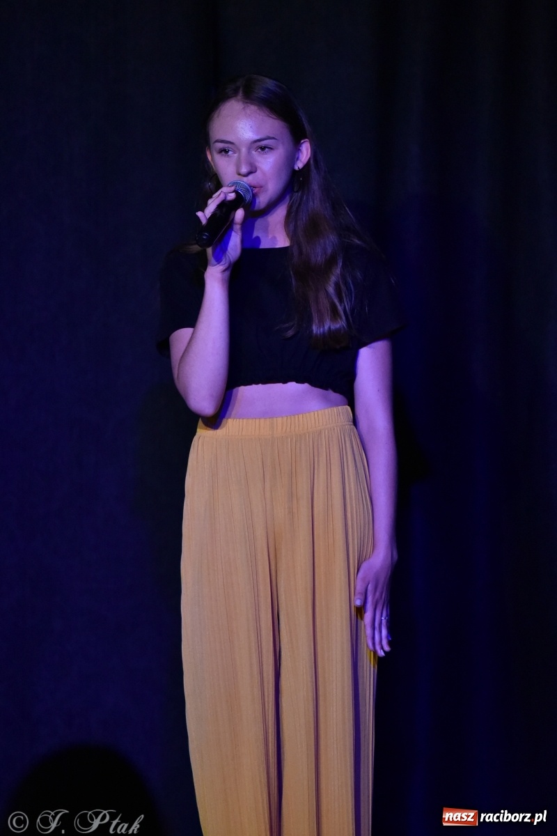 Zdjęcie w galerii na portalu naszraciborz.pl: Soliści kół wokalnych z MDK zaśpiewali na zamku [FOTO] wiadomości z regionu