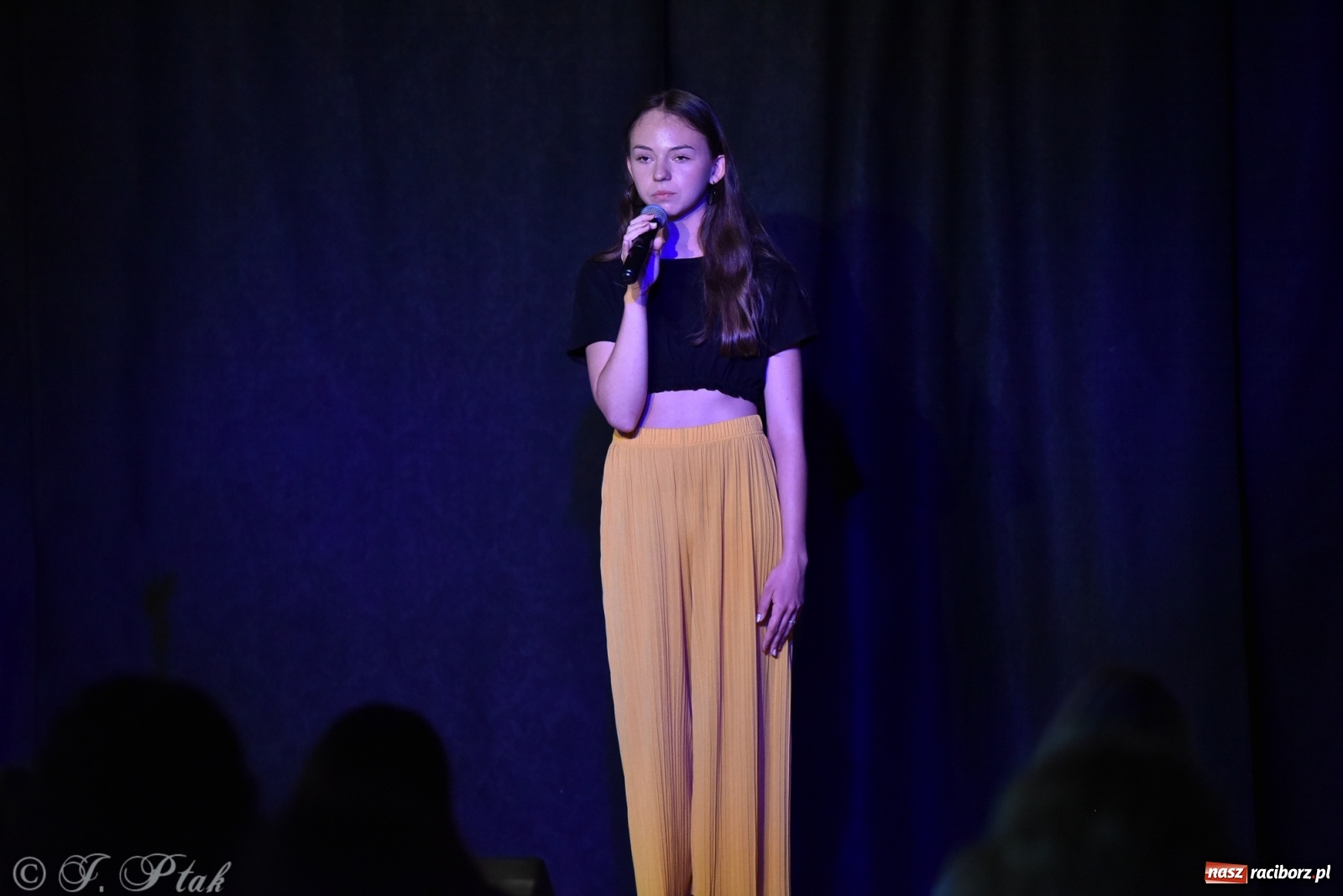 Zdjęcie w galerii na portalu naszraciborz.pl: Soliści kół wokalnych z MDK zaśpiewali na zamku [FOTO] wiadomości z regionu