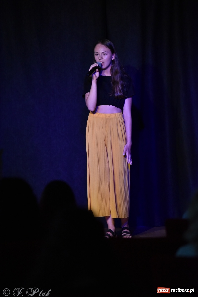 Zdjęcie w galerii na portalu naszraciborz.pl: Soliści kół wokalnych z MDK zaśpiewali na zamku [FOTO] wiadomości z regionu