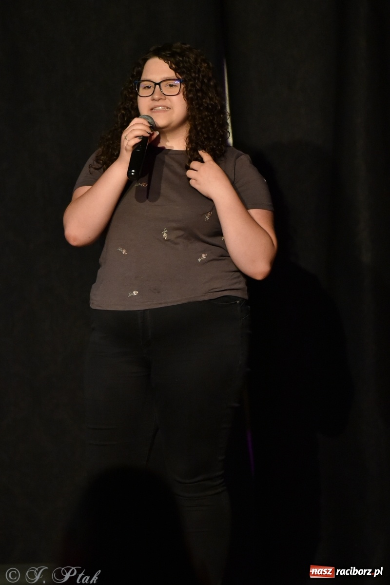 Zdjęcie w galerii na portalu naszraciborz.pl: Soliści kół wokalnych z MDK zaśpiewali na zamku [FOTO] wiadomości z regionu