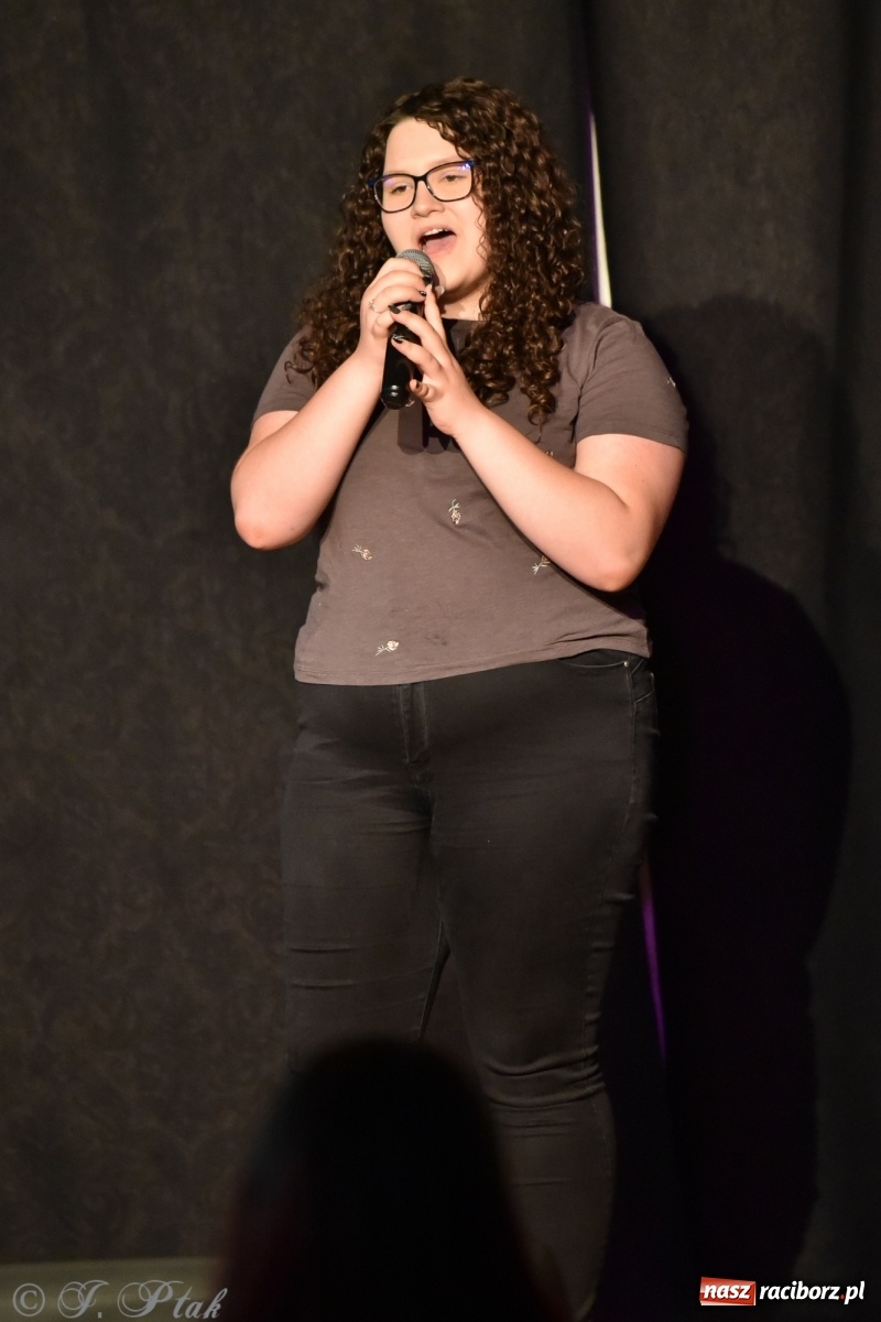 Zdjęcie w galerii na portalu naszraciborz.pl: Soliści kół wokalnych z MDK zaśpiewali na zamku [FOTO] wiadomości z regionu