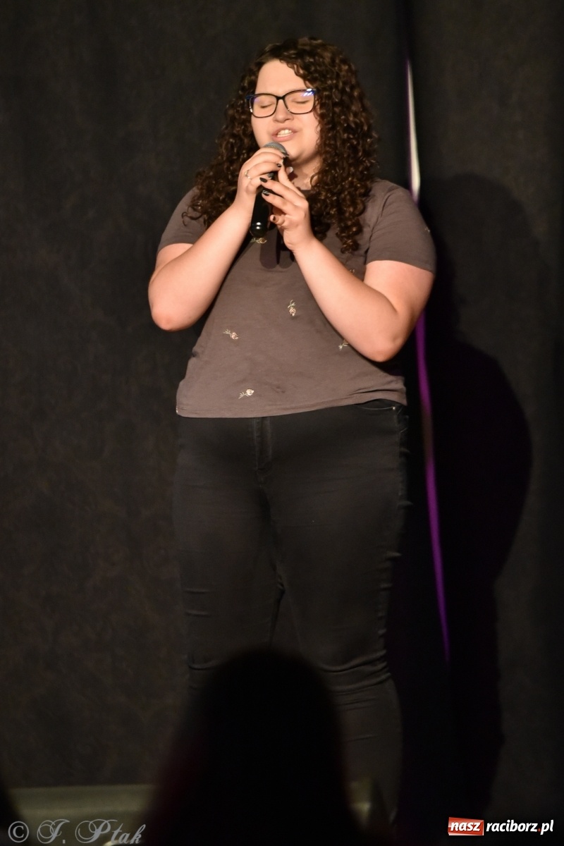 Zdjęcie w galerii na portalu naszraciborz.pl: Soliści kół wokalnych z MDK zaśpiewali na zamku [FOTO] wiadomości z regionu