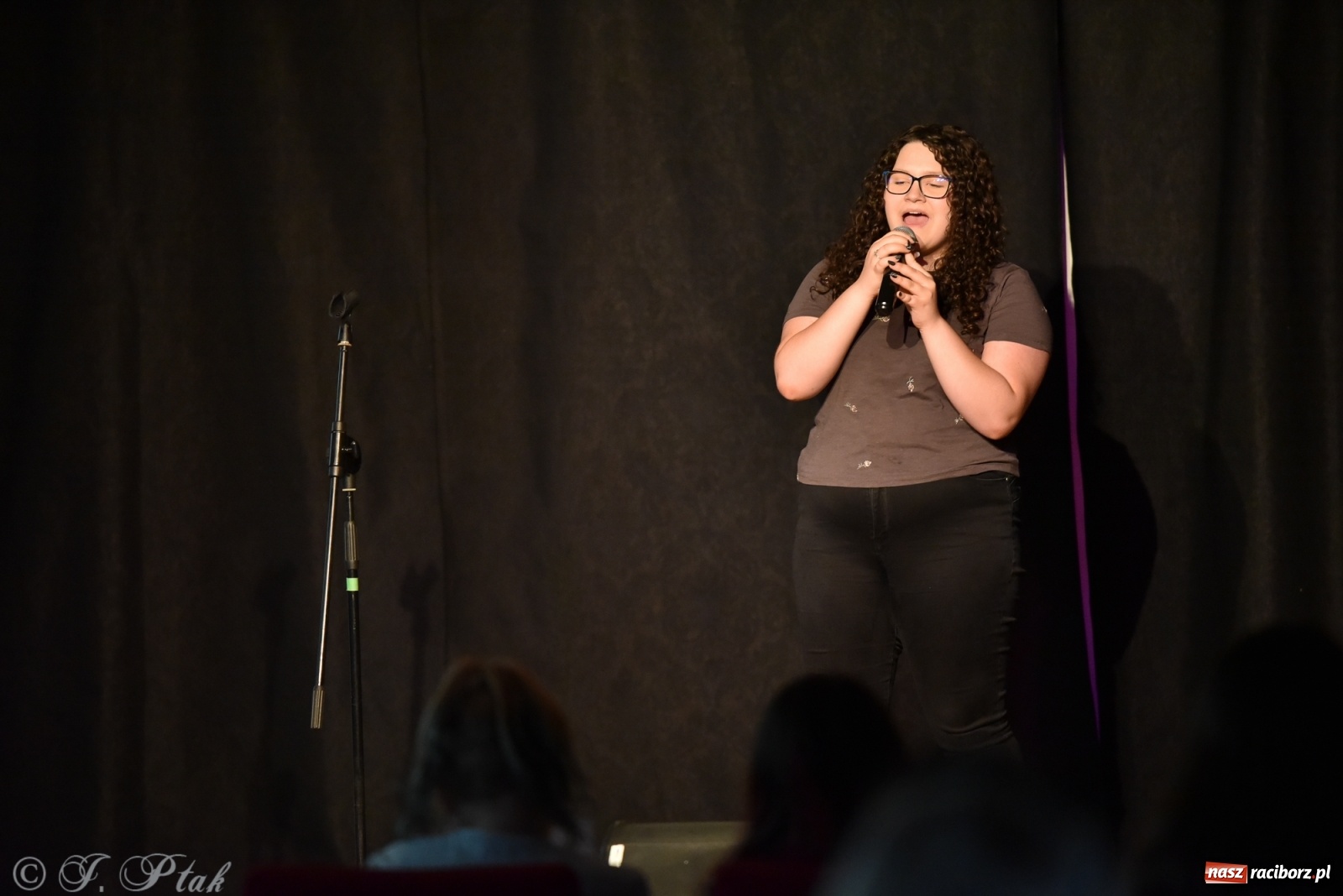 Zdjęcie w galerii na portalu naszraciborz.pl: Soliści kół wokalnych z MDK zaśpiewali na zamku [FOTO] wiadomości z regionu