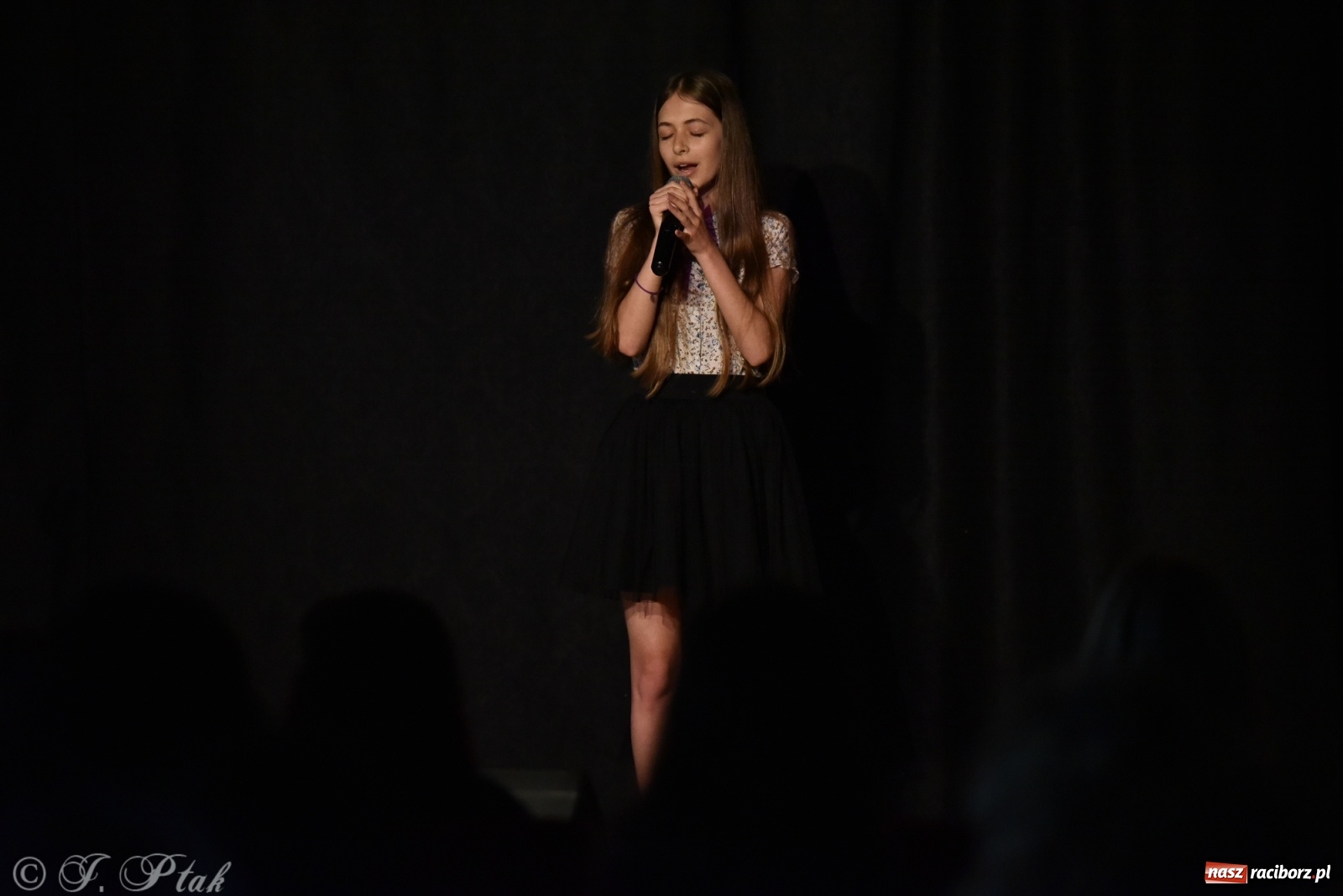 Zdjęcie w galerii na portalu naszraciborz.pl: Soliści kół wokalnych z MDK zaśpiewali na zamku [FOTO] wiadomości z regionu