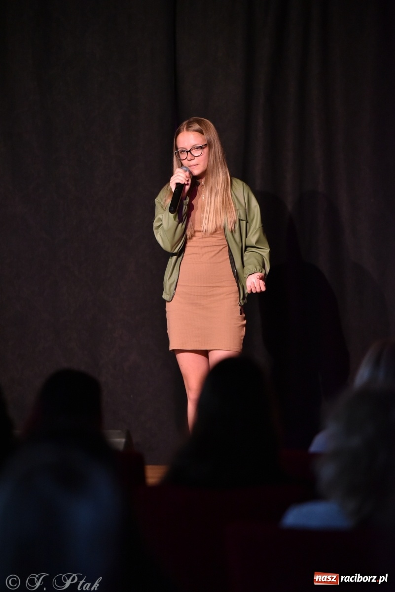 Zdjęcie w galerii na portalu naszraciborz.pl: Soliści kół wokalnych z MDK zaśpiewali na zamku [FOTO] wiadomości z regionu