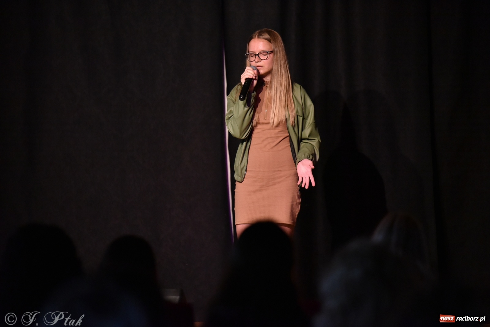 Zdjęcie w galerii na portalu naszraciborz.pl: Soliści kół wokalnych z MDK zaśpiewali na zamku [FOTO] wiadomości z regionu