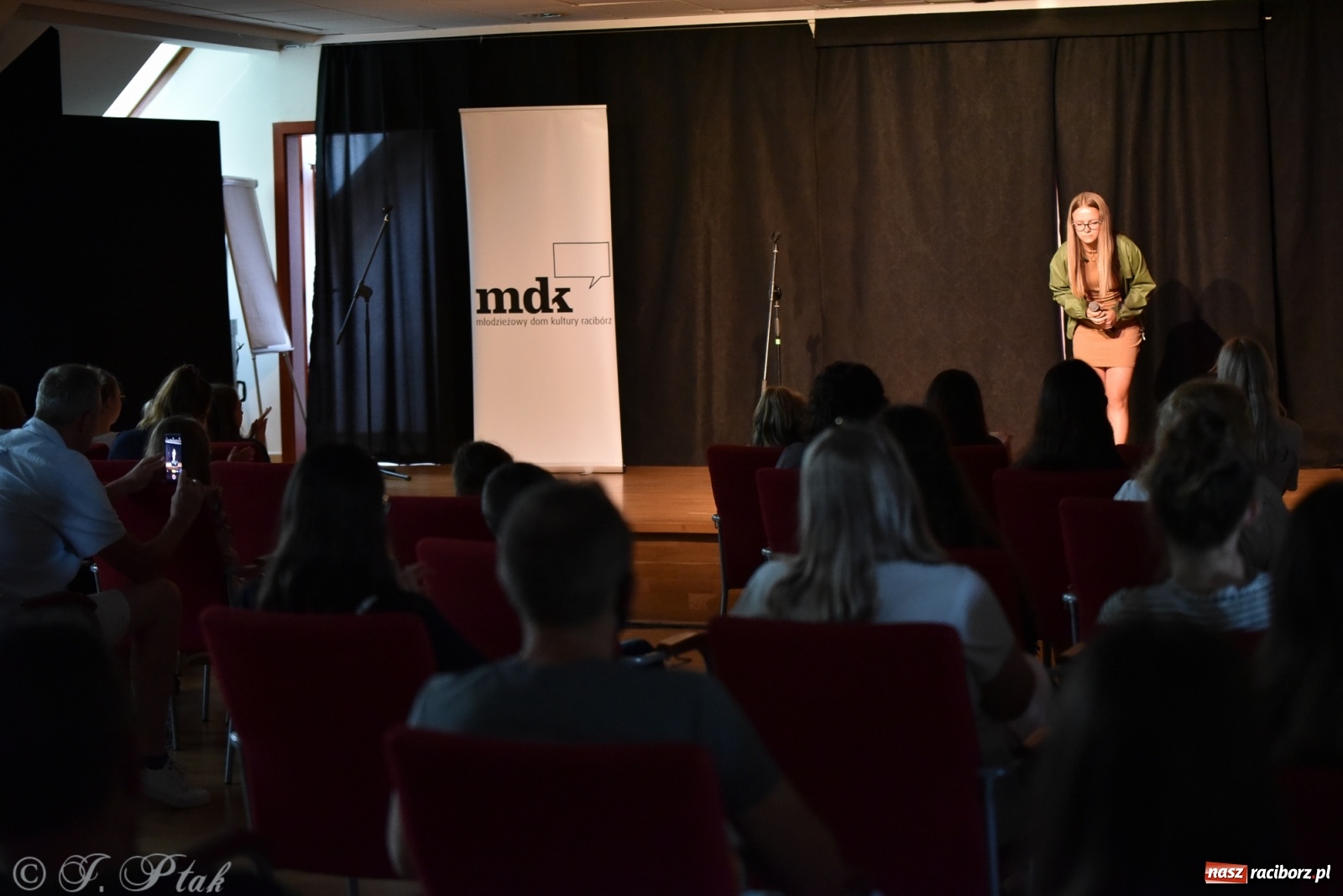 Zdjęcie w galerii na portalu naszraciborz.pl: Soliści kół wokalnych z MDK zaśpiewali na zamku [FOTO] wiadomości z regionu