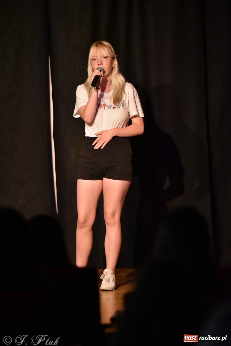 Zdjęcie w galerii na portalu naszraciborz.pl: Soliści kół wokalnych z MDK zaśpiewali na zamku [FOTO] wiadomości z regionu