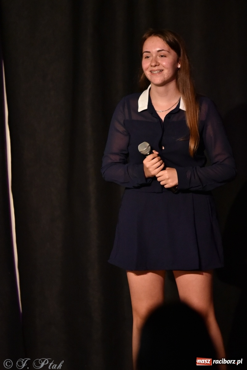 Zdjęcie w galerii na portalu naszraciborz.pl: Soliści kół wokalnych z MDK zaśpiewali na zamku [FOTO] wiadomości z regionu