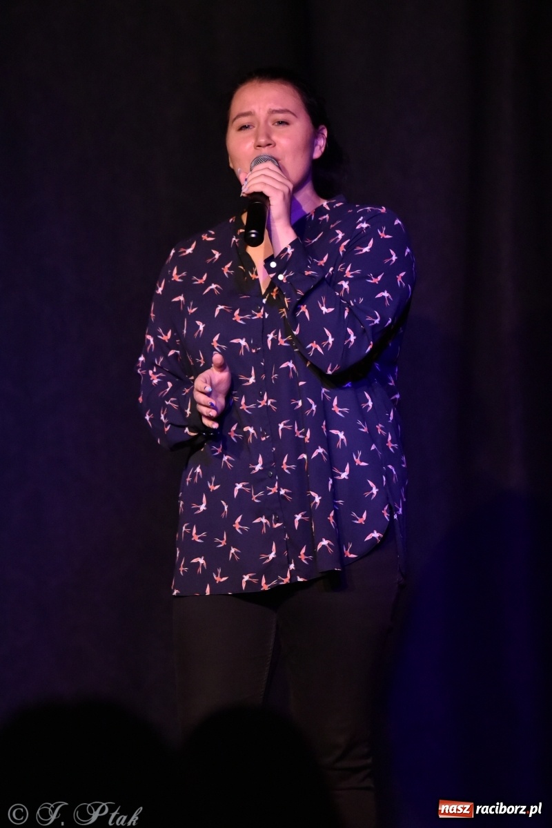 Zdjęcie w galerii na portalu naszraciborz.pl: Soliści kół wokalnych z MDK zaśpiewali na zamku [FOTO] wiadomości z regionu