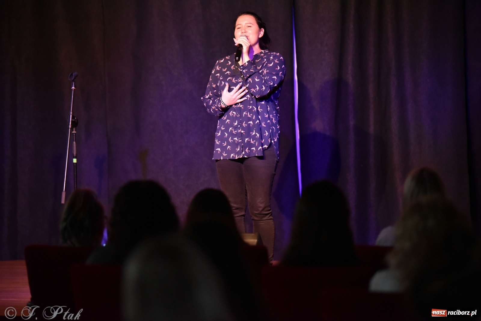 Zdjęcie w galerii na portalu naszraciborz.pl: Soliści kół wokalnych z MDK zaśpiewali na zamku [FOTO] wiadomości z regionu