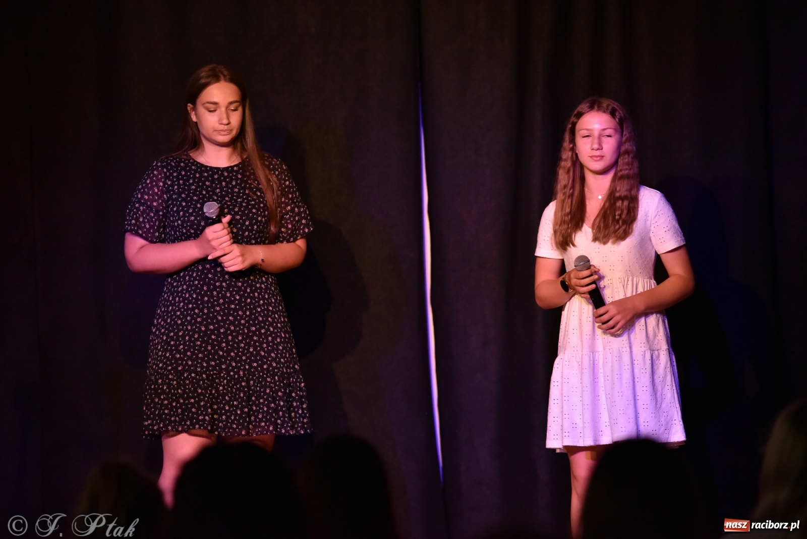 Zdjęcie w galerii na portalu naszraciborz.pl: Soliści kół wokalnych z MDK zaśpiewali na zamku [FOTO] wiadomości z regionu