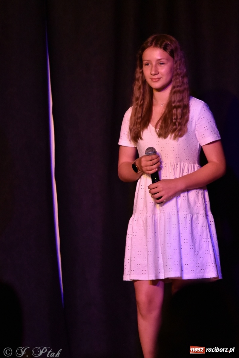 Zdjęcie w galerii na portalu naszraciborz.pl: Soliści kół wokalnych z MDK zaśpiewali na zamku [FOTO] wiadomości z regionu