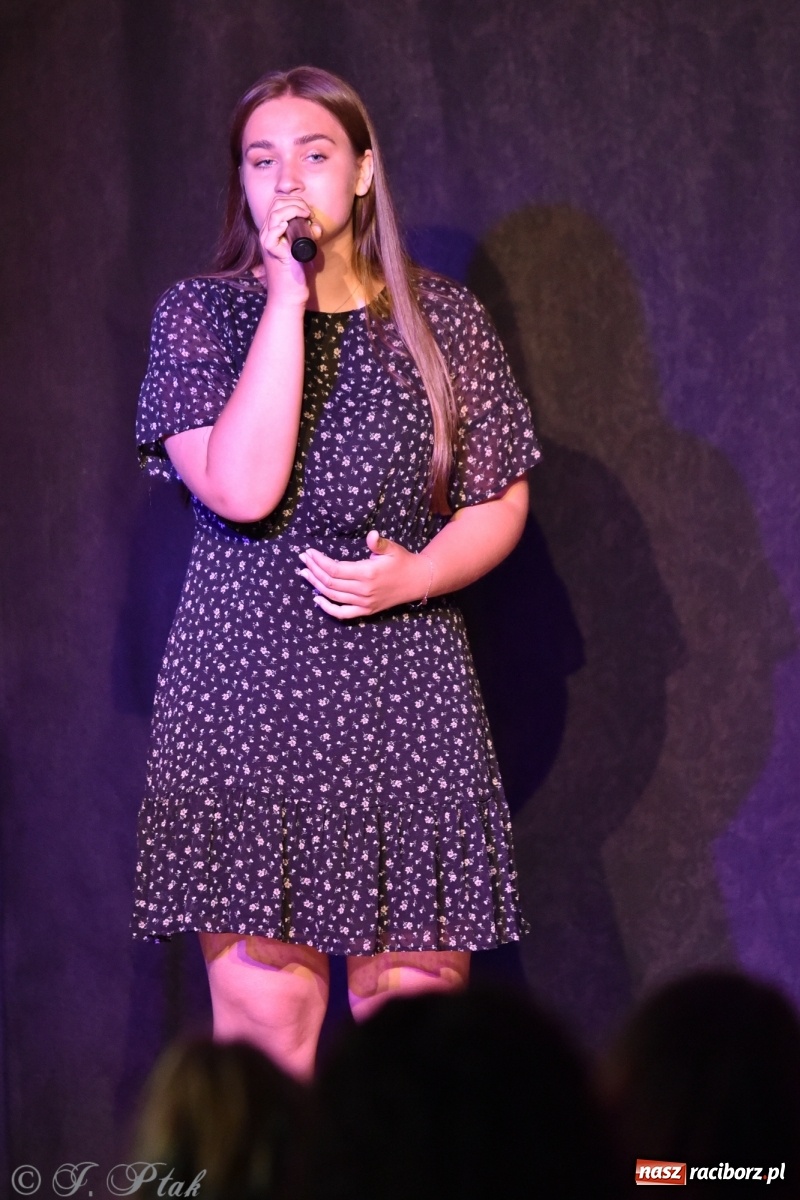 Zdjęcie w galerii na portalu naszraciborz.pl: Soliści kół wokalnych z MDK zaśpiewali na zamku [FOTO] wiadomości z regionu