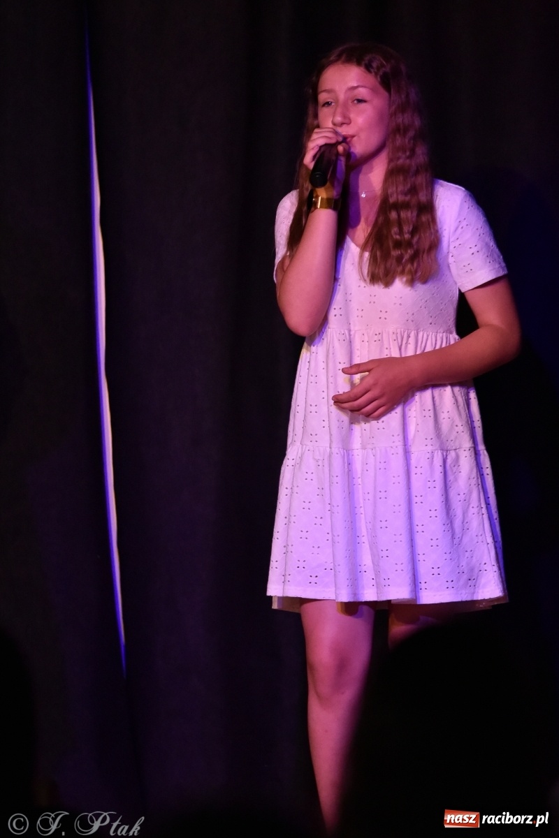 Zdjęcie w galerii na portalu naszraciborz.pl: Soliści kół wokalnych z MDK zaśpiewali na zamku [FOTO] wiadomości z regionu