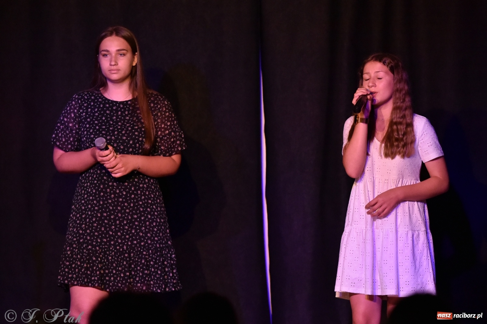 Zdjęcie w galerii na portalu naszraciborz.pl: Soliści kół wokalnych z MDK zaśpiewali na zamku [FOTO] wiadomości z regionu