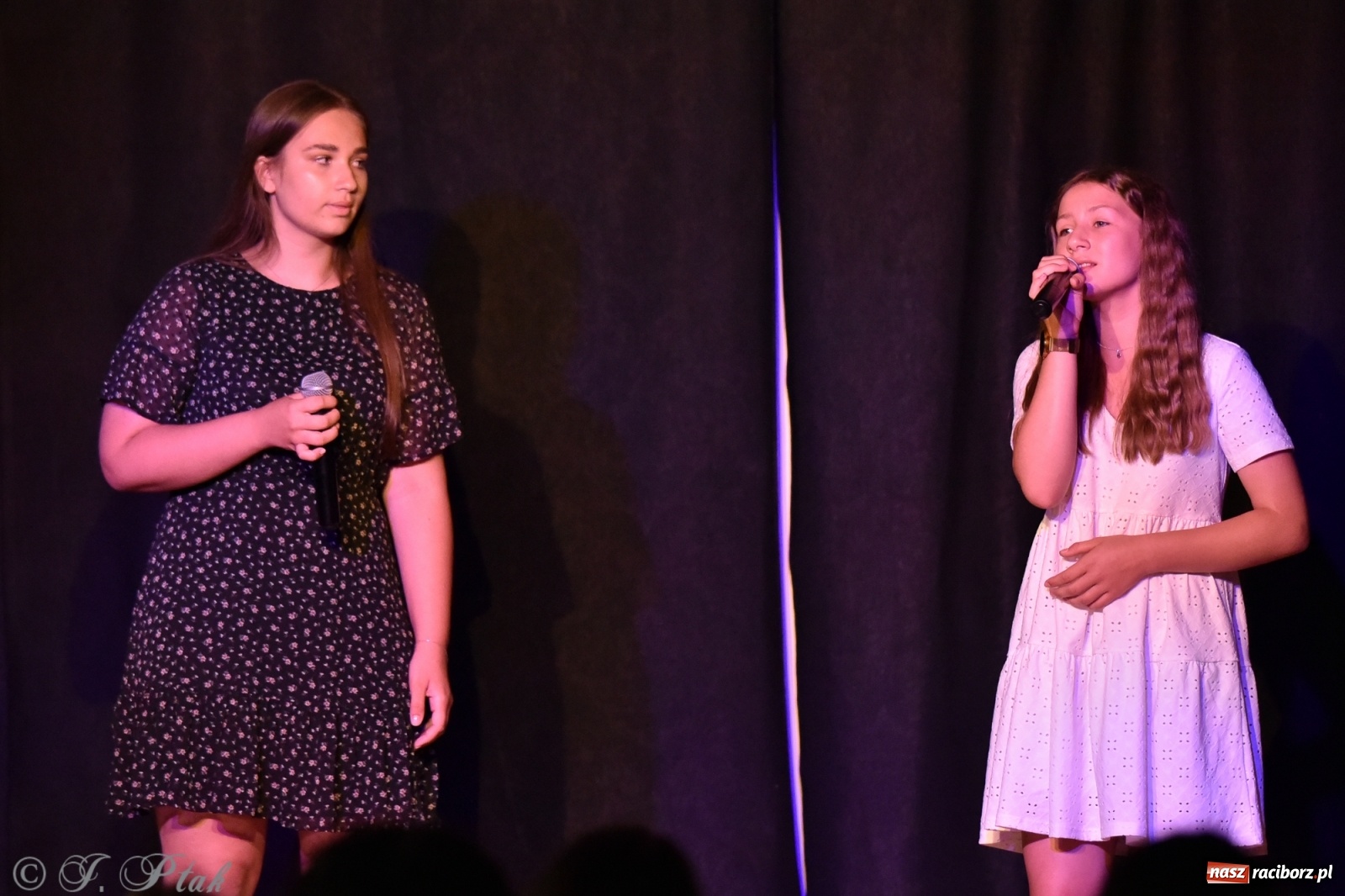 Zdjęcie w galerii na portalu naszraciborz.pl: Soliści kół wokalnych z MDK zaśpiewali na zamku [FOTO] wiadomości z regionu