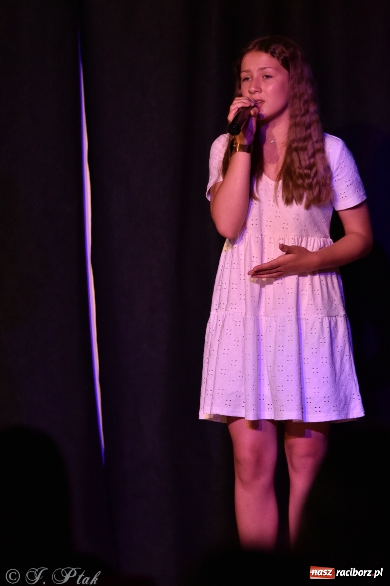 Zdjęcie w galerii na portalu naszraciborz.pl: Soliści kół wokalnych z MDK zaśpiewali na zamku [FOTO] wiadomości z regionu