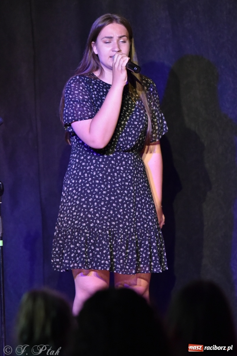 Zdjęcie w galerii na portalu naszraciborz.pl: Soliści kół wokalnych z MDK zaśpiewali na zamku [FOTO] wiadomości z regionu