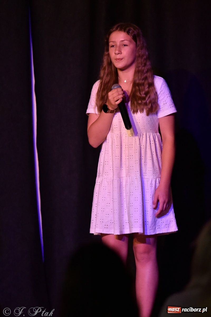 Zdjęcie w galerii na portalu naszraciborz.pl: Soliści kół wokalnych z MDK zaśpiewali na zamku [FOTO] wiadomości z regionu