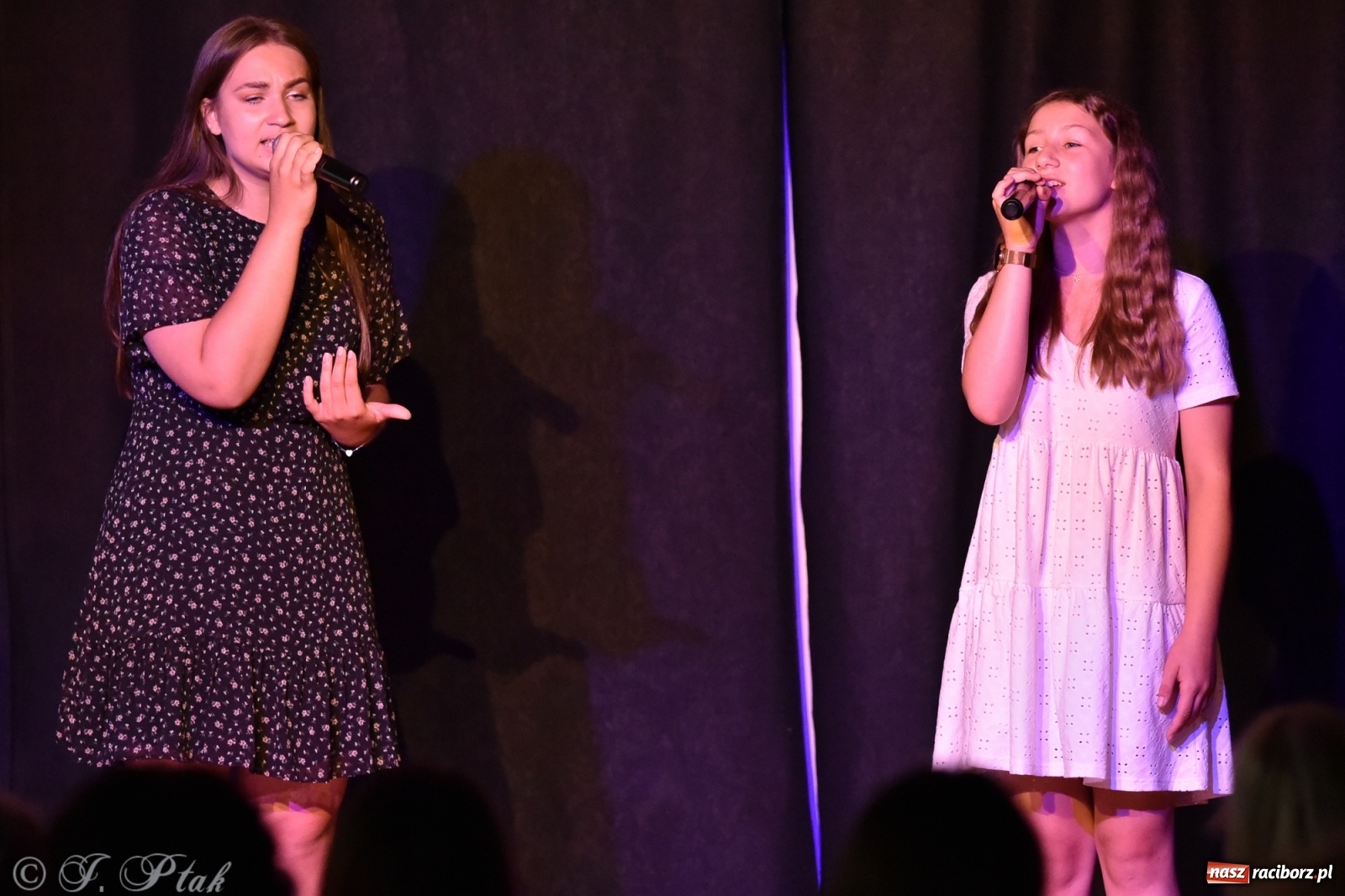 Zdjęcie w galerii na portalu naszraciborz.pl: Soliści kół wokalnych z MDK zaśpiewali na zamku [FOTO] wiadomości z regionu