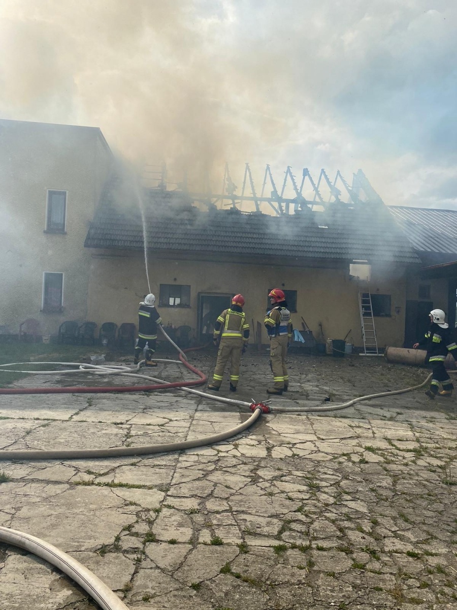 Zdjęcie w galerii na portalu naszraciborz.pl: Pożar w gospodarstwie w Lasakach koło Sławikowa [FOTO] wiadomości z regionu