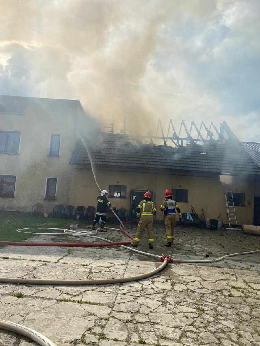 Zdjęcie w galerii na portalu naszraciborz.pl: Pożar w gospodarstwie w Lasakach koło Sławikowa [FOTO] wiadomości z regionu