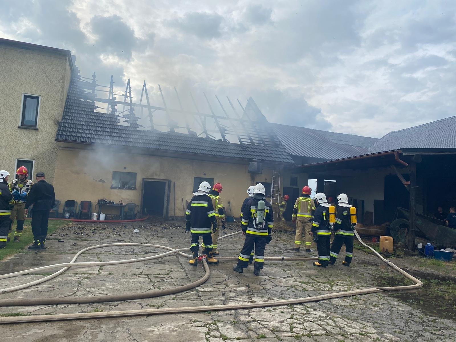 Zdjęcie w galerii na portalu naszraciborz.pl: Pożar w gospodarstwie w Lasakach koło Sławikowa [FOTO] wiadomości z regionu