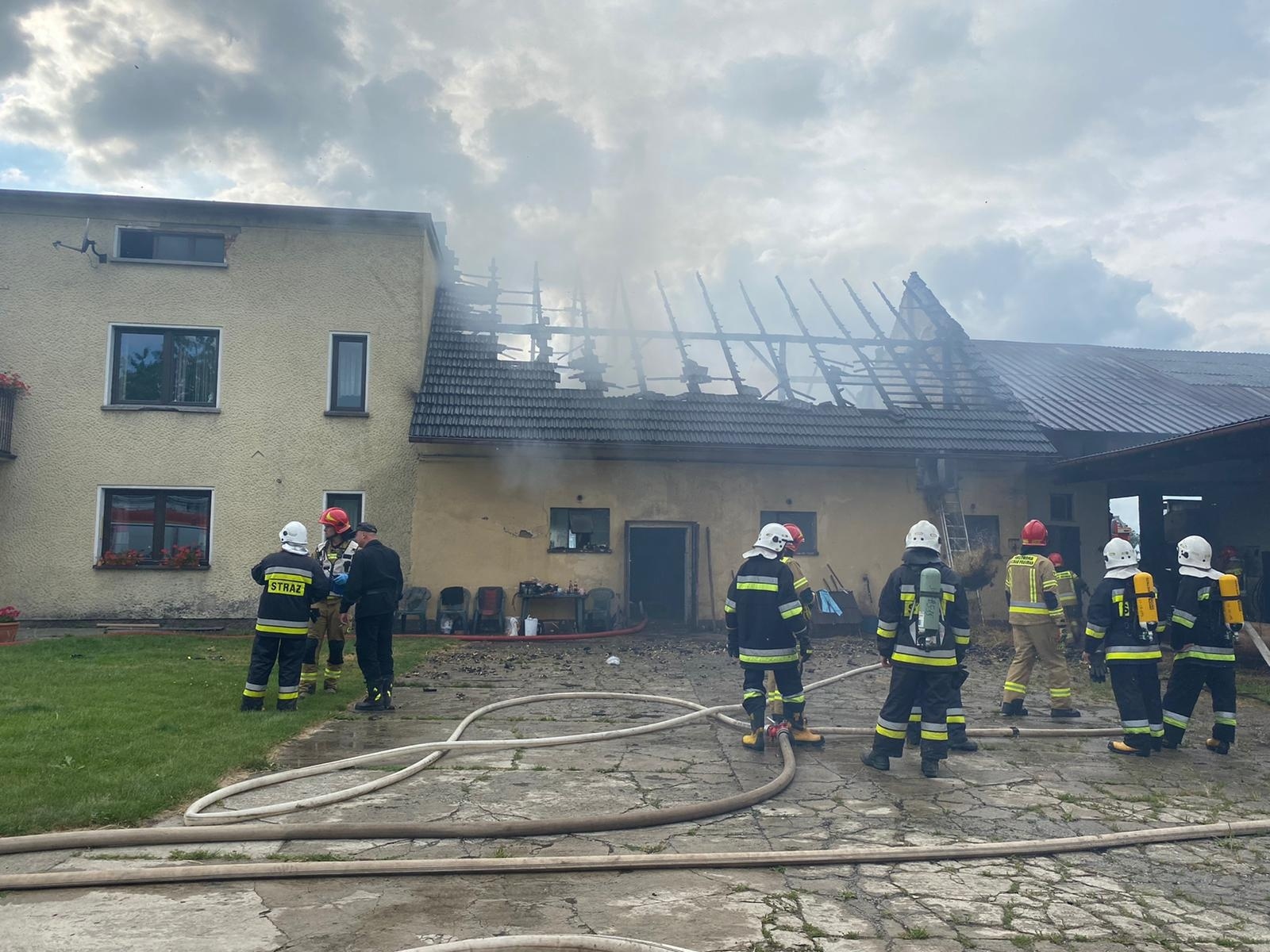 Zdjęcie w galerii na portalu naszraciborz.pl: Pożar w gospodarstwie w Lasakach koło Sławikowa [FOTO] wiadomości z regionu