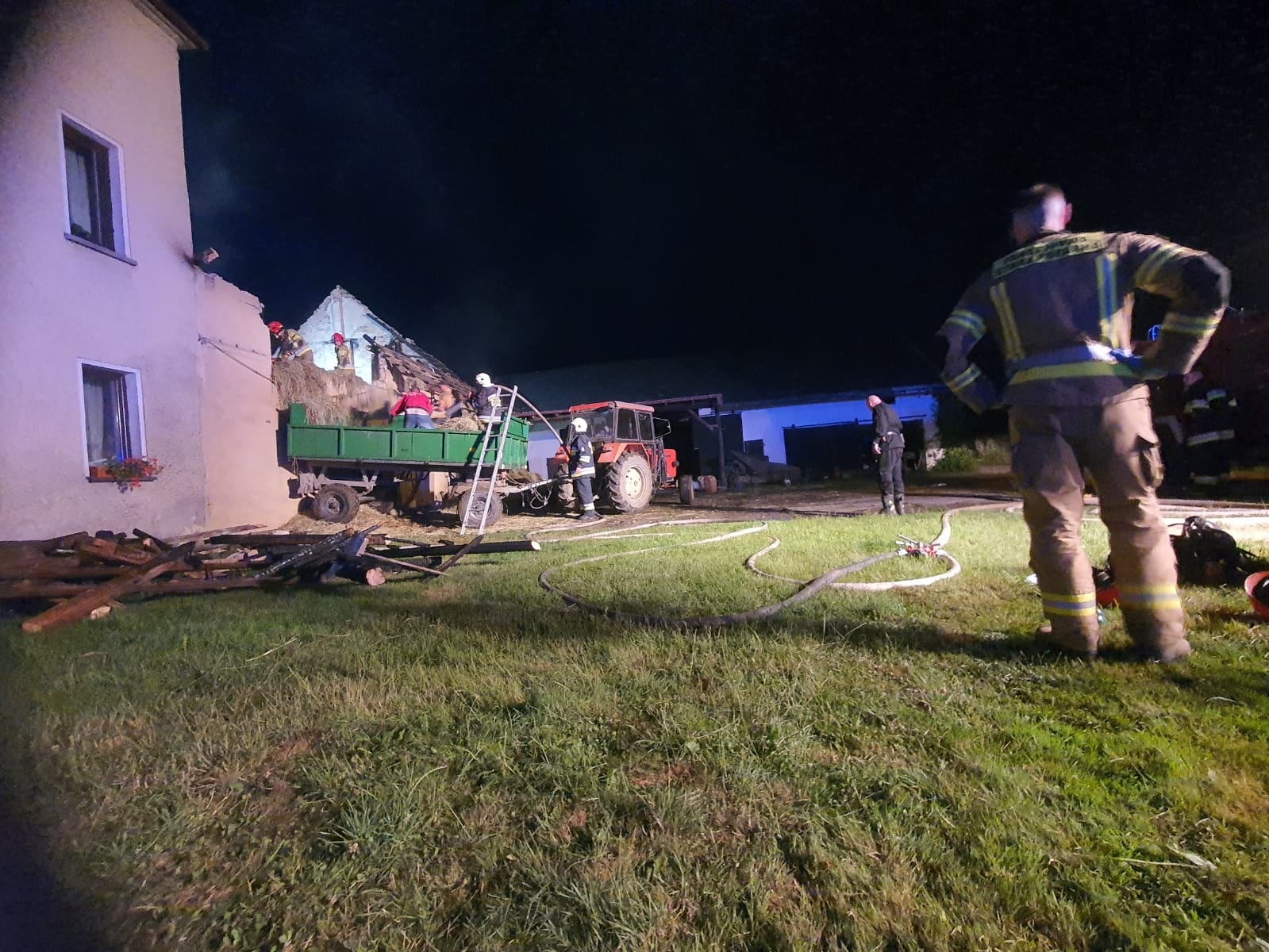 Zdjęcie w galerii na portalu naszraciborz.pl: Pożar w gospodarstwie w Lasakach koło Sławikowa [FOTO] wiadomości z regionu