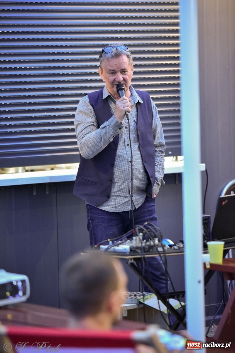 Zdjęcie w galerii na portalu naszraciborz.pl: Nowy operator plaży postawił na karaoke wiadomości z regionu