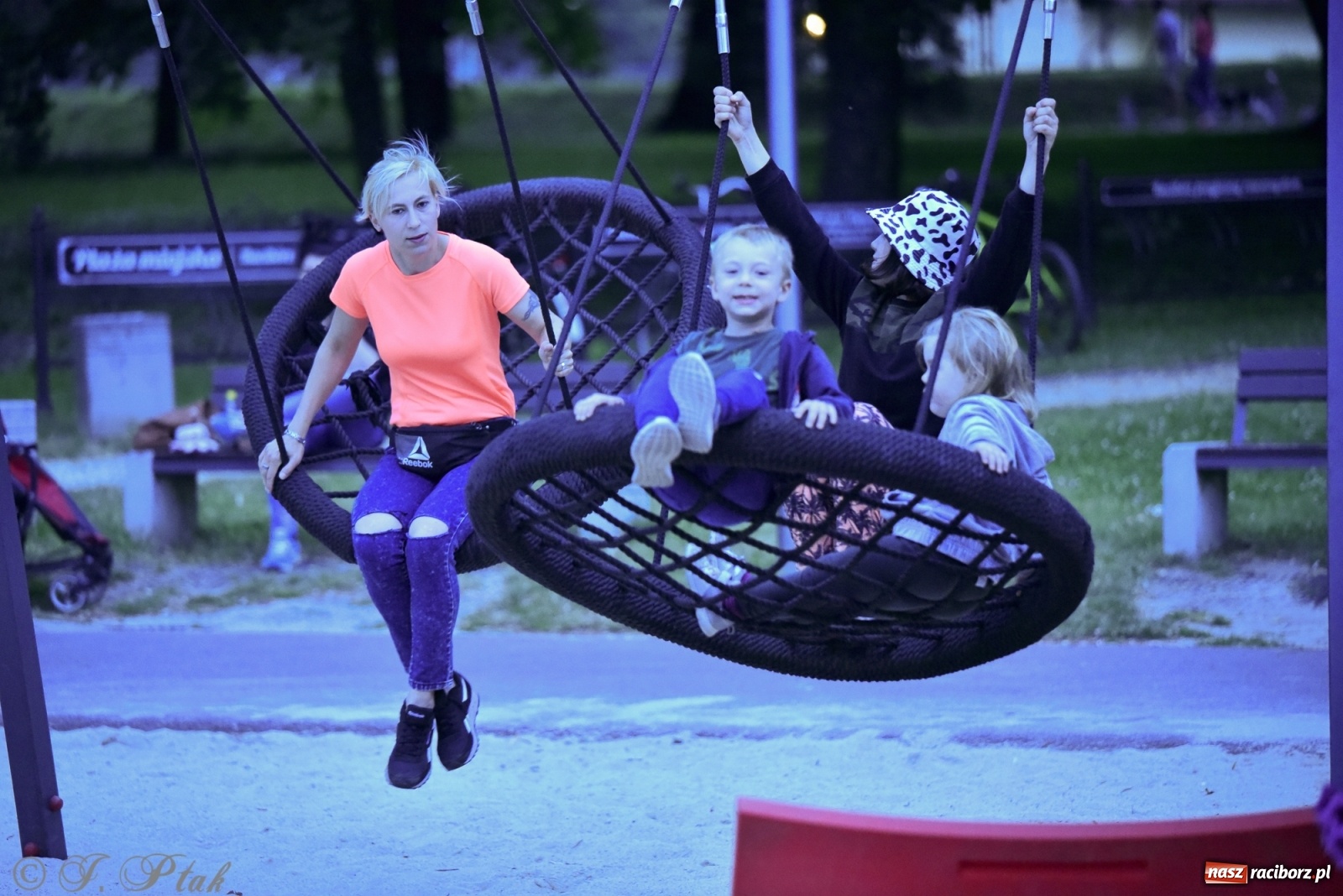 Zdjęcie w galerii na portalu naszraciborz.pl: Nowy operator plaży postawił na karaoke wiadomości z regionu