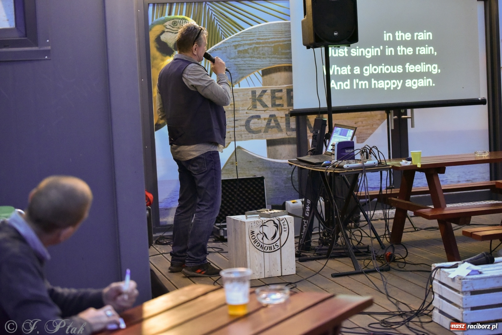 Zdjęcie w galerii na portalu naszraciborz.pl: Nowy operator plaży postawił na karaoke wiadomości z regionu