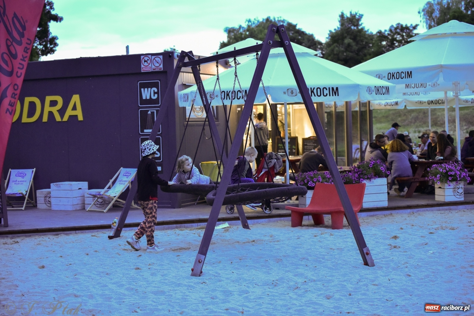 Zdjęcie w galerii na portalu naszraciborz.pl: Nowy operator plaży postawił na karaoke wiadomości z regionu