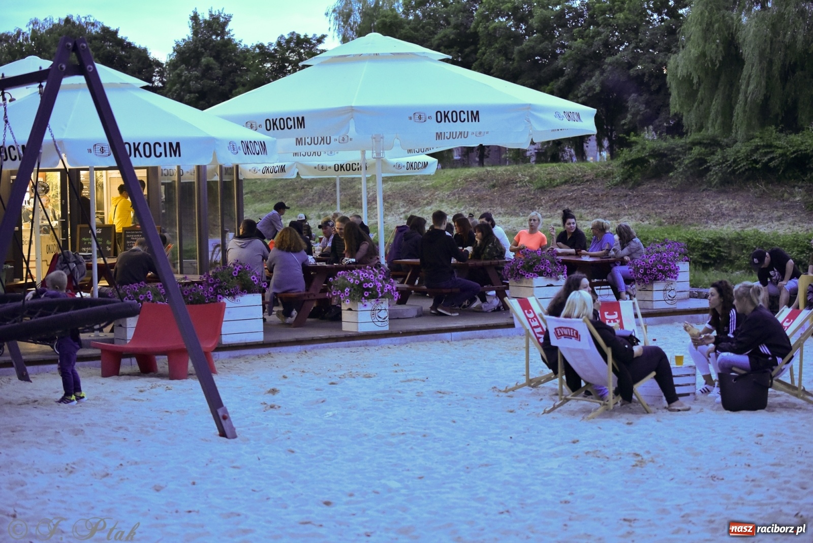Zdjęcie w galerii na portalu naszraciborz.pl: Nowy operator plaży postawił na karaoke wiadomości z regionu