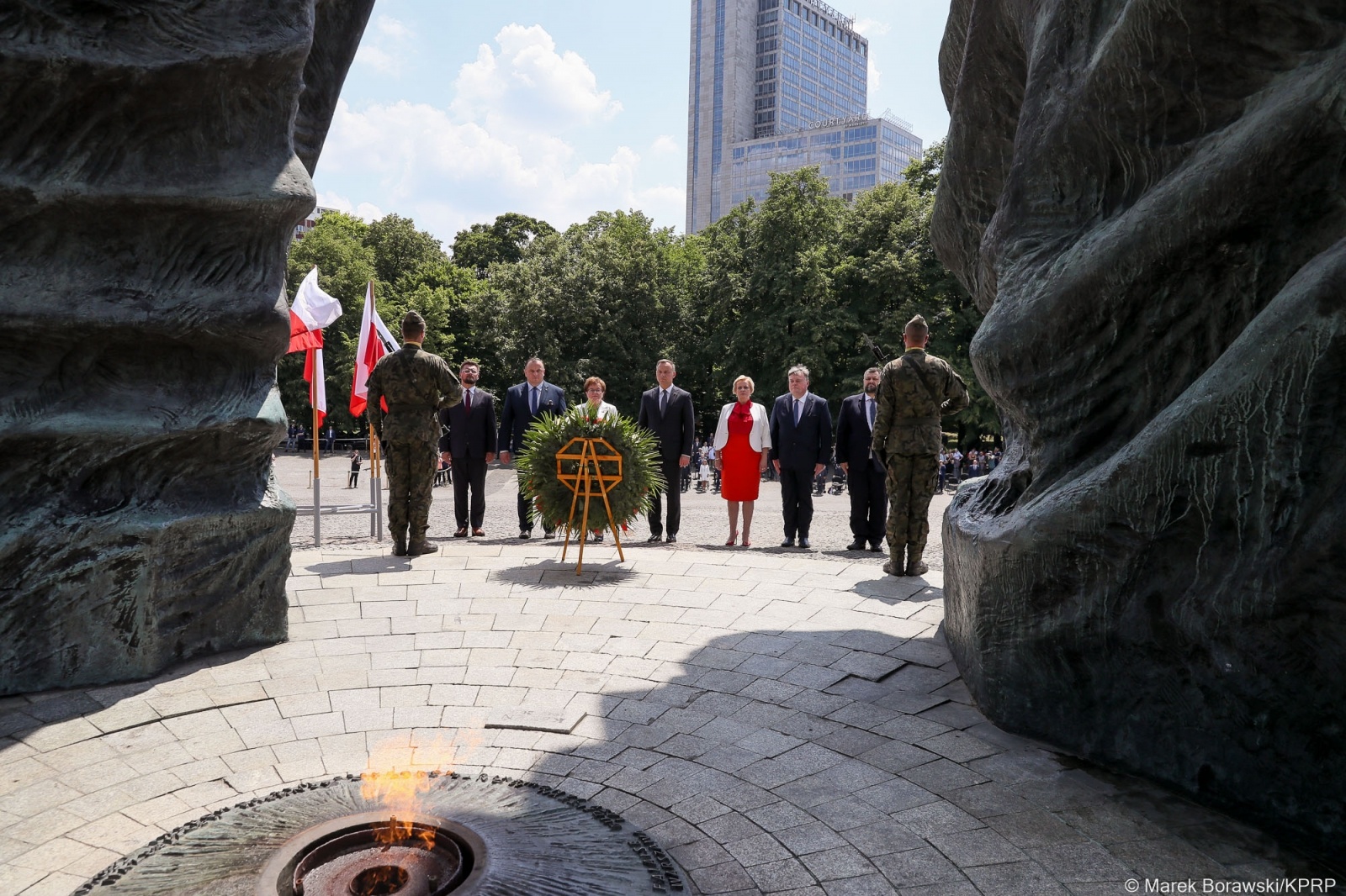 Zdjęcie w galerii na portalu naszraciborz.pl: Tobie Polsko. Tablica pamiątkowa od prezydenta A. Dudy dla gm. Krzyżanowice wiadomości z regionu