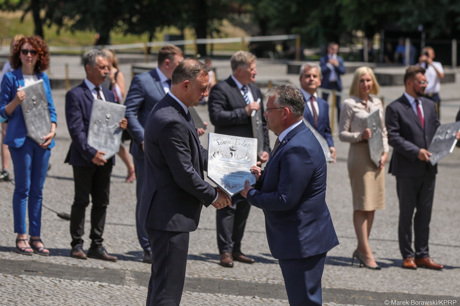 Zdjęcie w galerii na portalu naszraciborz.pl: Tobie Polsko. Tablica pamiątkowa od prezydenta A. Dudy dla gm. Krzyżanowice wiadomości z regionu