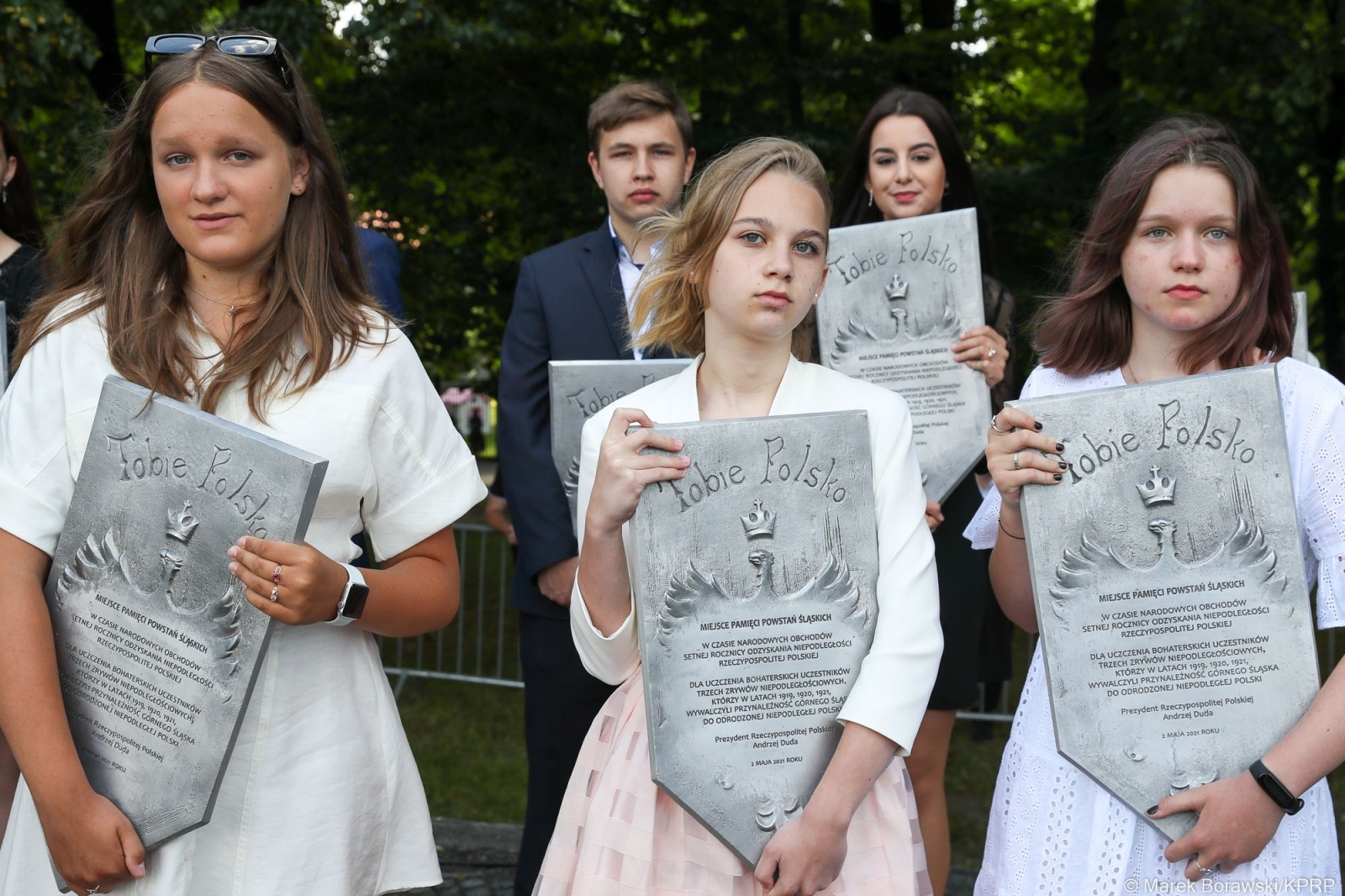 Zdjęcie w galerii na portalu naszraciborz.pl: Tobie Polsko. Tablica pamiątkowa od prezydenta A. Dudy dla gm. Krzyżanowice wiadomości z regionu