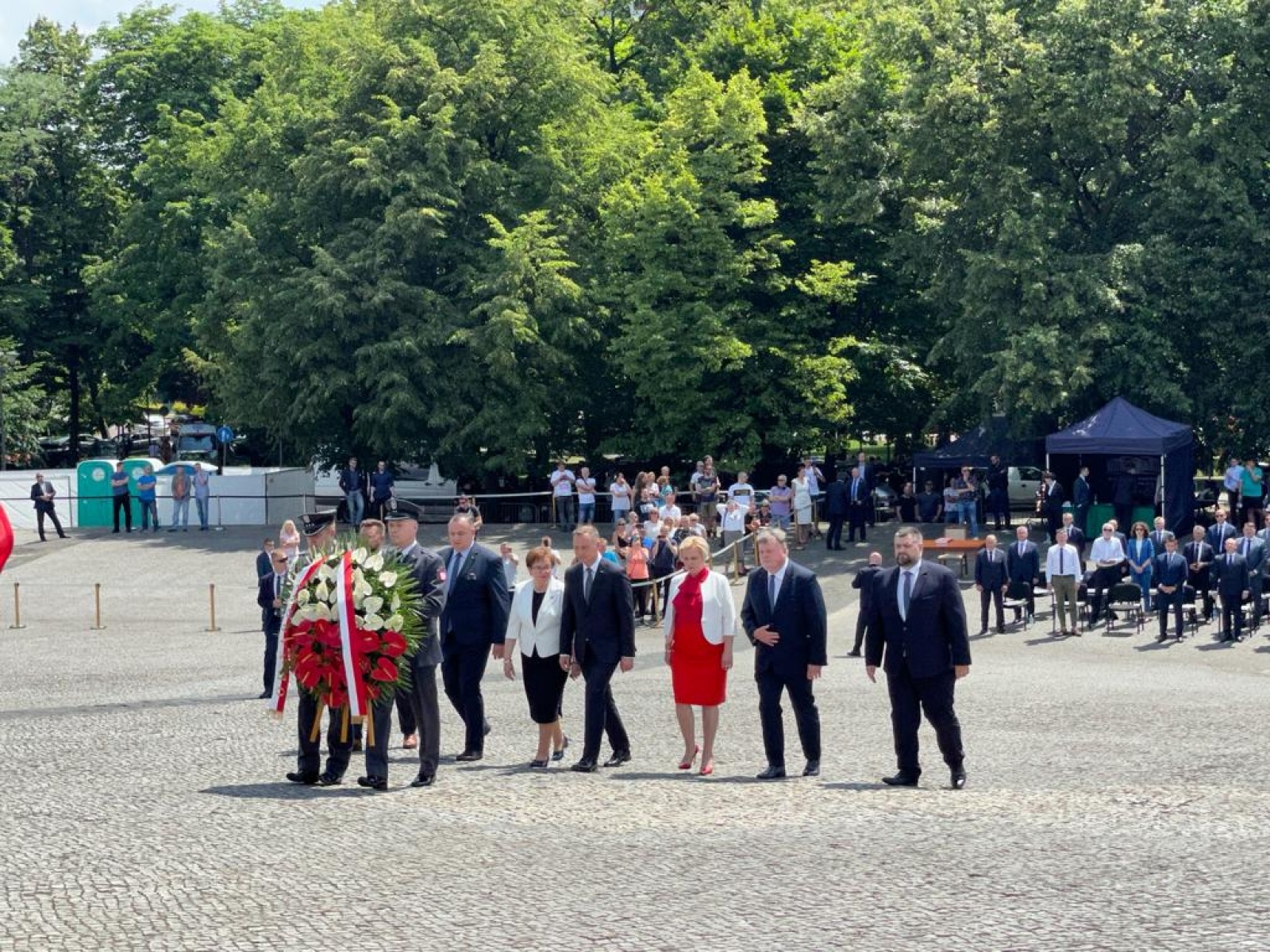 Zdjęcie w galerii na portalu naszraciborz.pl: Tobie Polsko. Tablica pamiątkowa od prezydenta A. Dudy dla gm. Krzyżanowice wiadomości z regionu