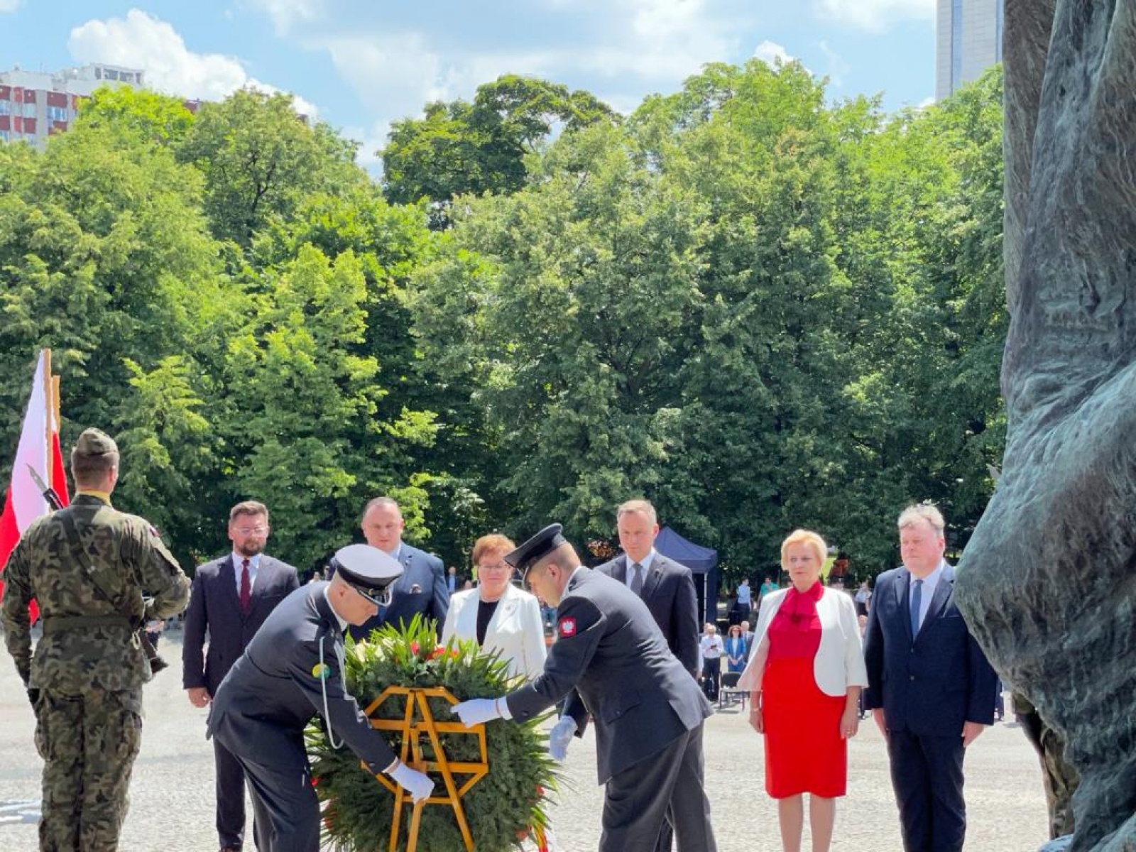 Zdjęcie w galerii na portalu naszraciborz.pl: Tobie Polsko. Tablica pamiątkowa od prezydenta A. Dudy dla gm. Krzyżanowice wiadomości z regionu