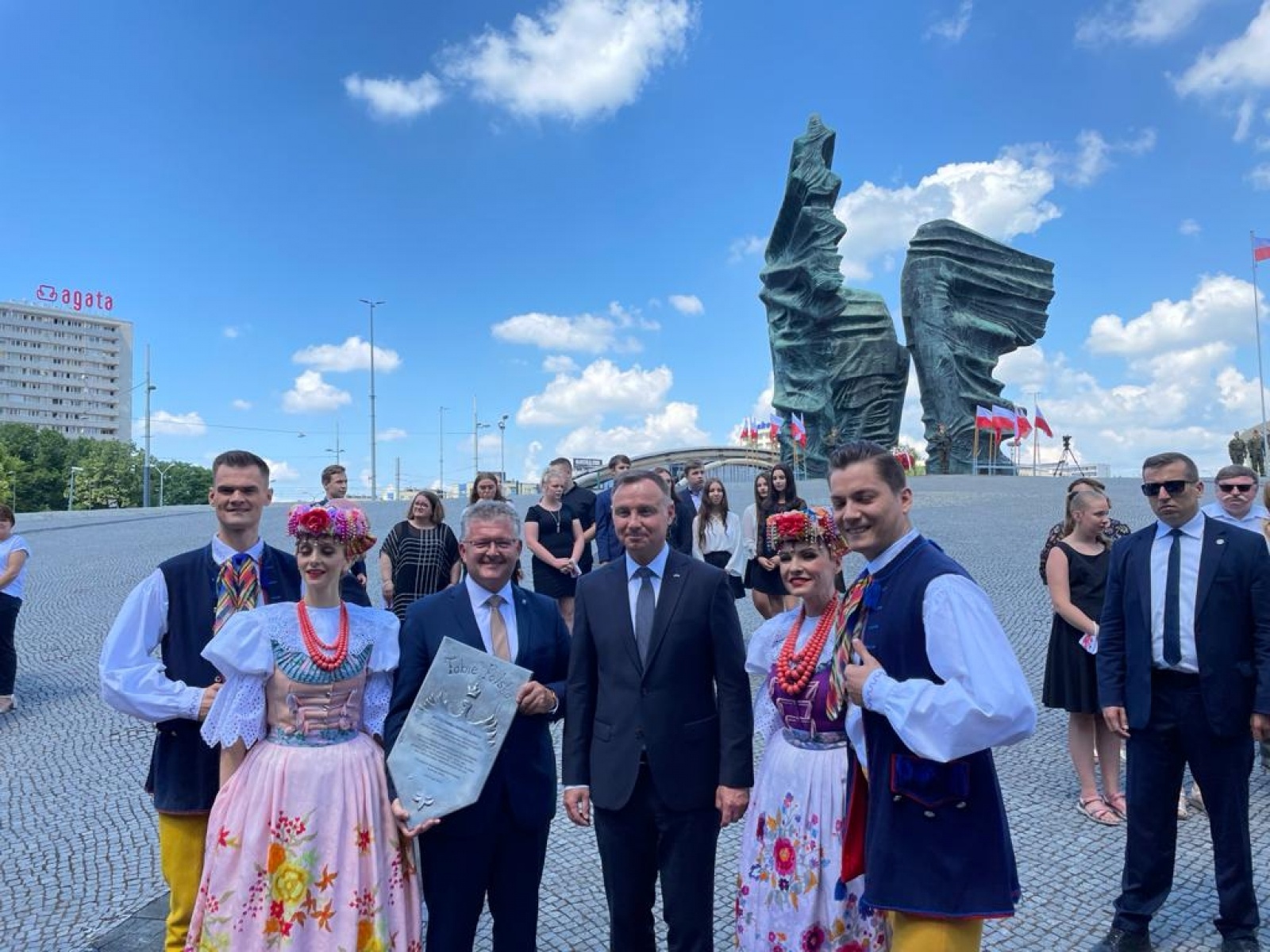 Zdjęcie w galerii na portalu naszraciborz.pl: Tobie Polsko. Tablica pamiątkowa od prezydenta A. Dudy dla gm. Krzyżanowice wiadomości z regionu
