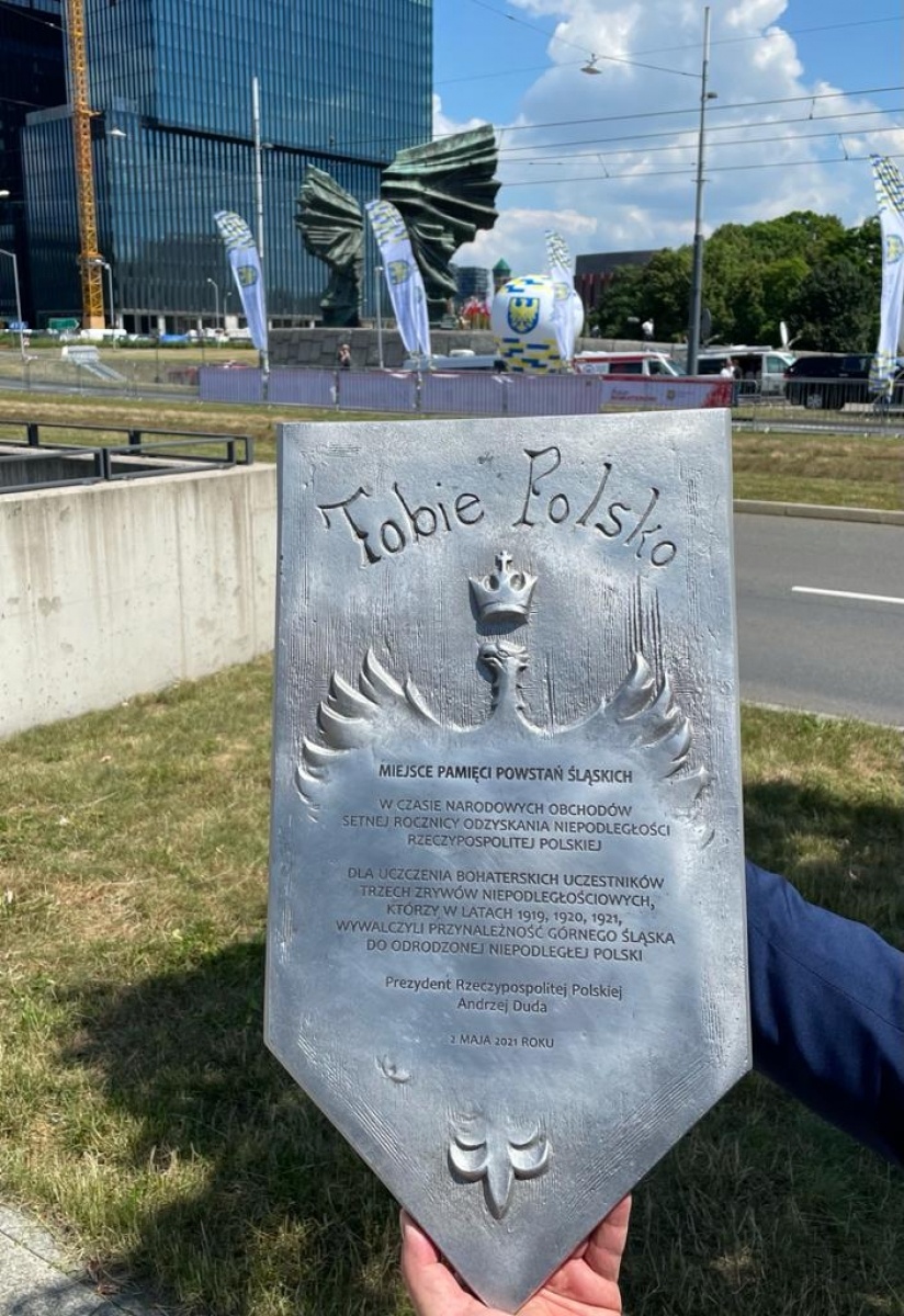 Zdjęcie w galerii na portalu naszraciborz.pl: Tobie Polsko. Tablica pamiątkowa od prezydenta A. Dudy dla gm. Krzyżanowice wiadomości z regionu