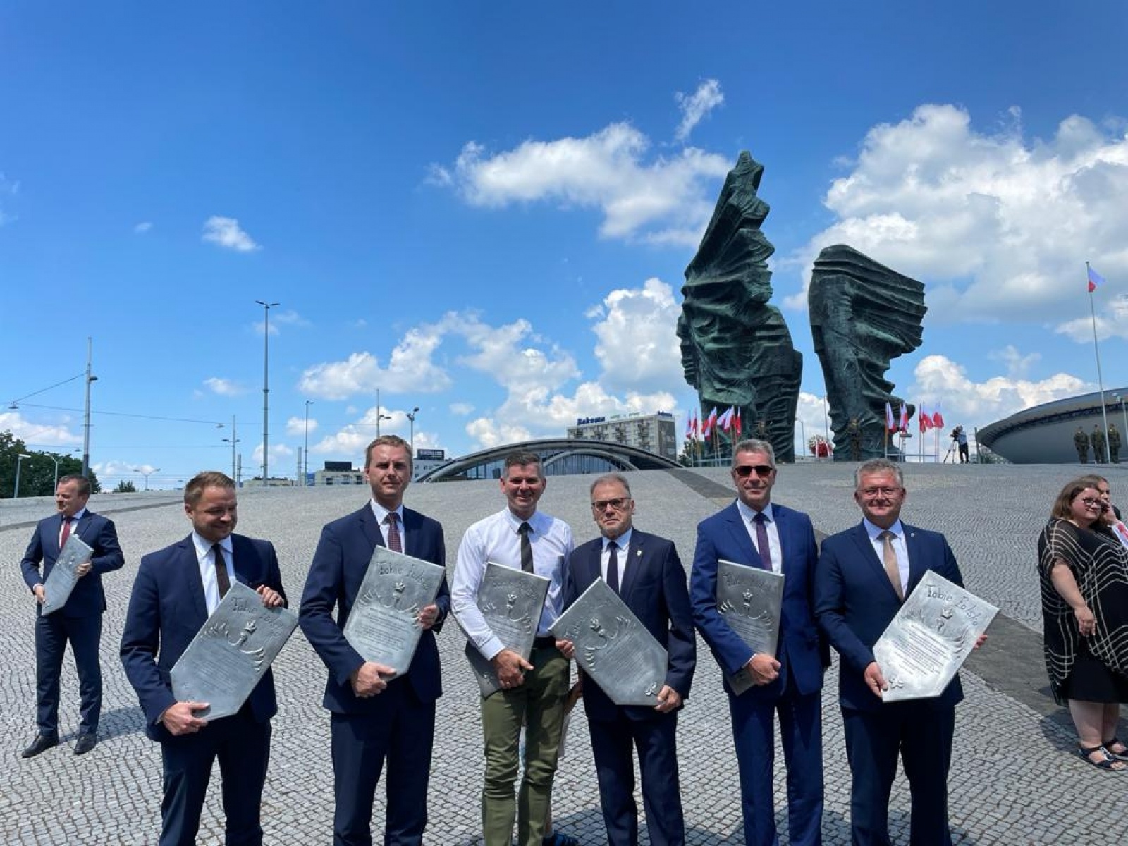 Zdjęcie w galerii na portalu naszraciborz.pl: Tobie Polsko. Tablica pamiątkowa od prezydenta A. Dudy dla gm. Krzyżanowice wiadomości z regionu