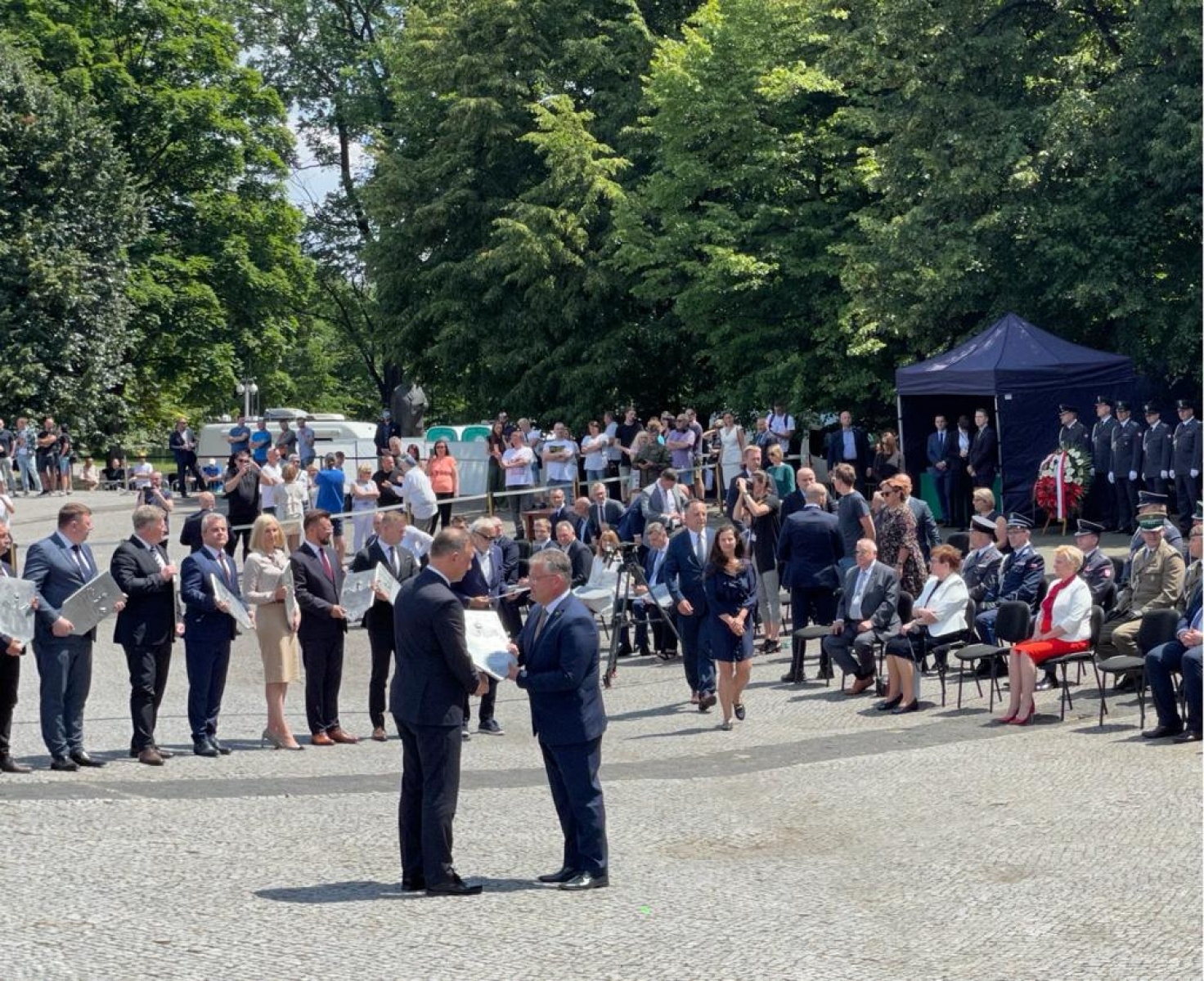 Zdjęcie w galerii na portalu naszraciborz.pl: Tobie Polsko. Tablica pamiątkowa od prezydenta A. Dudy dla gm. Krzyżanowice wiadomości z regionu