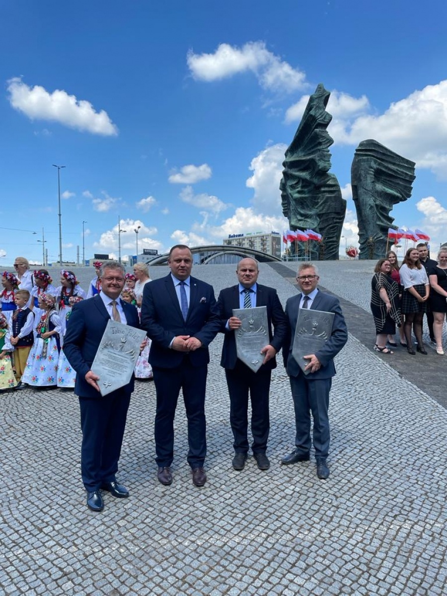Zdjęcie w galerii na portalu naszraciborz.pl: Tobie Polsko. Tablica pamiątkowa od prezydenta A. Dudy dla gm. Krzyżanowice wiadomości z regionu