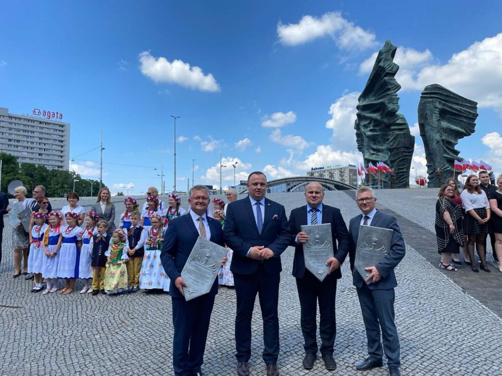 Zdjęcie w galerii na portalu naszraciborz.pl: Tobie Polsko. Tablica pamiątkowa od prezydenta A. Dudy dla gm. Krzyżanowice wiadomości z regionu